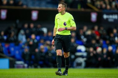 Hakem Michael Salisbury, Premier Lig maçı sırasında Ipswich Town, Ipswich Road, Ipswich, İngiltere 'de Bournemouth' a karşı 8 Aralık 2024 'te seyrediyor.