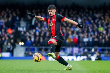 AFC Bournemouth takımından Milos Kerkez, 8 Aralık 2024 tarihinde Ipswich Town ile Bournemouth arasında oynanan Premier League maçında topu kontrol ediyor.