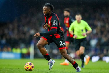 AFC Bournemouth takımından Antoine Semenyo, 8 Aralık 2024 'te Ipswich Town ile Bournemouth arasında oynanan Premier League maçında topu fırlattı.