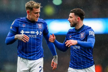 Sam Szmodics, 8 Aralık 2024 'te Ipswich Town, Ipswich, İngiltere' de Bournemouth 'a karşı oynanan Premier League maçı sırasında Ipswich Town' dan Conor Chaplin ile konuştu.
