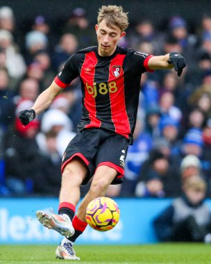 AFC Bournemouth 'dan Dean Huijsen, Premier Lig maçı sırasında Portman Road, Ipswich, İngiltere' de oynanan Ipswich Town - Bournemouth maçında pas attı.