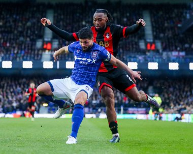 Ipswich Town 'dan Sam Morsy, Ipswich Road, Birleşik Krallık' ta 8 Aralık 2024 'te oynanan Premier League maçı sırasında AFC Bournemouth takımından Antoine Semenyo ile top mücadelesi veriyor.