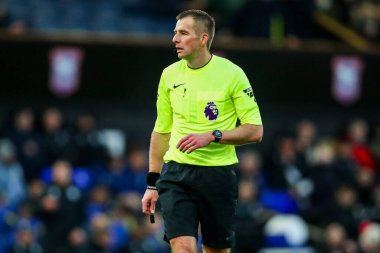 Hakem Michael Salisbury, Premier Lig maçı sırasında Ipswich Town, Ipswich Road, Ipswich, İngiltere 'de Bournemouth' a karşı 8 Aralık 2024 'te seyrediyor.
