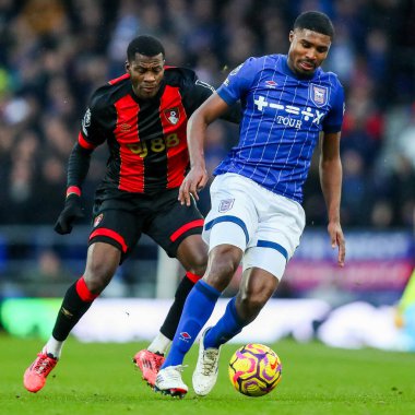 Ipswich Town 'dan Ben Johnson, Premier Lig karşılaşması sırasında AFC Bournemouth takımından Dango Ouattara' nın baskısı altında. Ipswich Town, Ipswich, Birleşik Krallık 'ta 8 Aralık 2024' te Bournemouth 'a karşı.