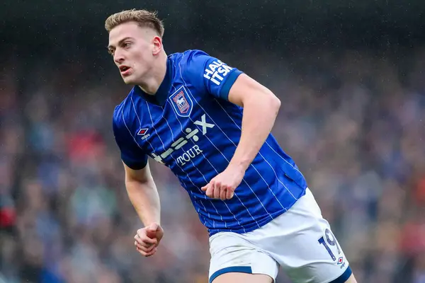 Chelsea Completa l’Acquisto di Liam Delap per 30 Milioni di Sterline per Rinforzare l’Attacco