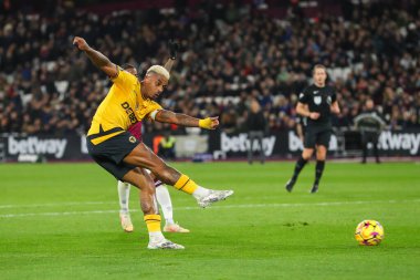 Wolverhampton Wanderers takımından Mario Lemina, 9 Aralık 2024 'te Londra Stadyumu' nda oynanan Premier League maçında Wolverhampton Wanderers 'a karşı West Ham United maçında gol attı.