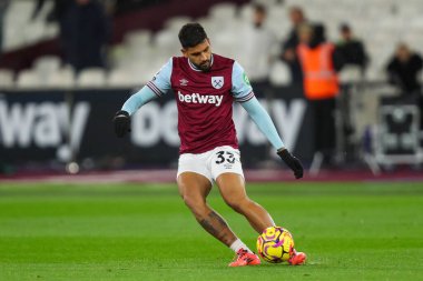 West Ham United 'dan Emerson Palmieri Premier League maçı öncesinde 9 Aralık 2024' te Londra Stadyumu 'nda oynanan West Ham United - Wolverhampton Wanderers maçında ısındı.