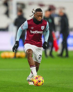 West Ham United 'dan Aaron Wan-Bissaka Premier League karşılaşması öncesinde 9 Aralık 2024' te Londra Stadyumu 'nda oynanan Premier League maçında Wolverhampton Wanderers' a karşı ısındı.