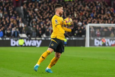 Wolverhampton Wanderers takımından Matt Doherty, 9 Aralık 2024 'te Londra Stadyumu' nda oynanan Premier League maçında topu kontrol ediyor.