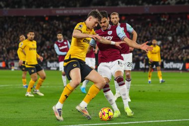 Wolverhampton Wanderers takımından Jrgen Strand Larsen ve West Ham United takımından Konstantinos Mavropanos Premier League maçı sırasında Wolverhampton Wanderers 'a karşı 9 Aralık 2024' te Londra Stadyumu, Londra, İngiltere