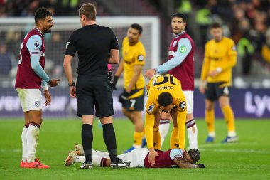 Wolverhampton Wanderers takımından Matheus Cunha, West Ham United 'ın 9 Aralık 2024' te Londra Stadyumu 'nda oynanan Premier League maçında ona faul yaptıktan sonra Crysencio Summerville' i kontrol ediyor.