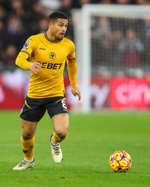 Wolverhampton Wanderers takımından Joo Gomes, 9 Aralık 2024 'te Londra Stadyumu' nda oynanan Premier Lig karşılaşmasında topla bir çıkış yaptı.