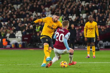Wolverhampton Wanderers takımından Matt Doherty, West Ham United ile Wolverhampton Wanderers 'ın 9 Aralık 2024' te Londra Stadyumu 'nda oynanan Premier League maçı sırasında Jarrod Bowen tarafından kalede şutlanıyor.
