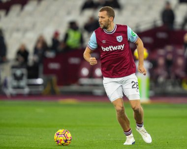 West Ham United 'dan Tom Souek, Premier League karşılaşması öncesinde 9 Aralık 2024' te Londra Stadyumu 'nda oynanan Premier League karşılaşmasında Wolverhampton Wanderers' a karşı oynamıştır.