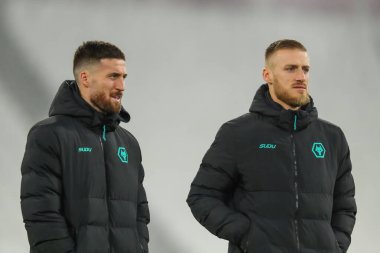 Wolverhampton Wanderers takımından Matt Doherty ve Daniel Bentley, 9 Aralık 2024 'te Londra Stadyumu' nda oynanan Premier League maçında West Ham United 'a karşı Wolverhampton Wanderers' ın önünde geldiler.