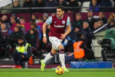 West Ham United takımından Konstantinos Mavropanos, 9 Aralık 2024 'te Londra Stadyumu' nda oynanan Premier League maçında topla bir ara verdi.