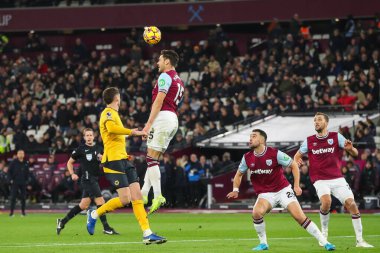 West Ham United takımından Konstantinos Mavropanos, 9 Aralık 2024 'te Londra' daki Wolverhampton Wanderers 'a karşı oynanan Premier League maçında yüksek topu kazanmak için sıçradı.