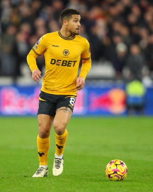 Wolverhampton Wanderers takımından Joo Gomes, 9 Aralık 2024 'te Londra Stadyumu' nda oynanan Premier Lig karşılaşmasında topla bir çıkış yaptı.