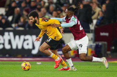 Wolverhampton Wanderers takımından Rayan At-Nouri, West Ham United ile Wolverhampton Wanderers arasındaki Premier League maçı sırasında 9 Aralık 2024 'te Londra Stadyumu' nda Aaron Wan-Bissaka 'yı durdurdu.
