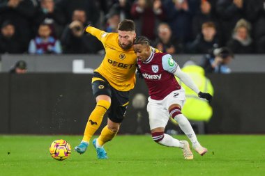Wolverhampton Wanderers takımından Matt Doherty ve West Ham United takımından Crysencio Summerville Premier League maçında Wolverhampton Wanderers 'a karşı 9 Aralık 2024' te Londra Stadyumu 'nda top mücadelesi verdiler.