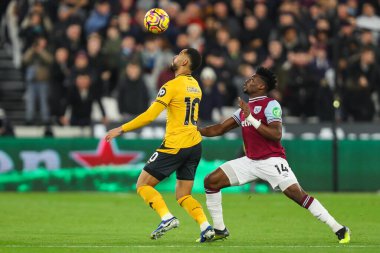 Wolverhampton Wanderers takımından Matheus Cunha, Premier League maçında West Ham United ile Wolverhampton Wanderers 'ın 9 Aralık 2024' te Londra 'daki Londra Stadyumu' nda oynadıkları maçta Muhammed Kudus 'un baskılarına rağmen topu kontrol ediyor.