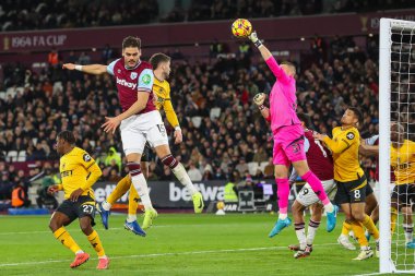 Wolverhampton Wanderers takımından Sam Johnstone, 9 Aralık 2024 'te Londra Stadyumu' nda oynanan Premier League maçında topu yere serdi.