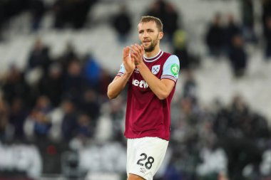 West Ham United takımından Tom Souek, 9 Aralık 2024 'te Londra Stadyumu' nda oynanan Premier League maçı sonunda taraftarları alkışlıyor.