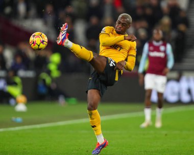 Wolverhampton Wanderers takımından Toti Gomes, 9 Aralık 2024 'te Londra Stadyumu' nda oynanan Premier League maçında topu temizledi.