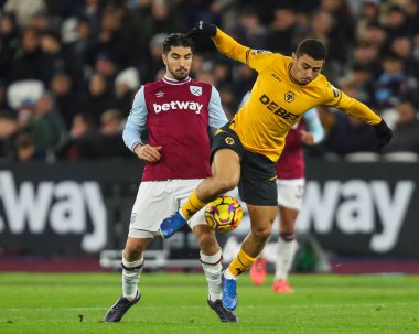 Wolverhampton Wanderers 'ın Andr' ı West Ham United ile Wolverhampton Wanderers maçı sırasında 9 Aralık 2024 'te Londra' daki Londra Stadyumu 'nda oynanan Premier League karşılaşmasında top için Carlos Soler mücadele etti.