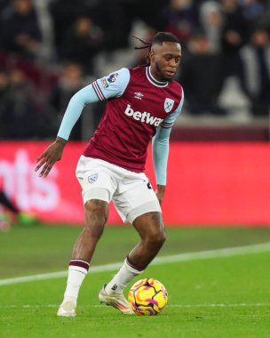 West Ham United takımından Aaron Wan-Bissaka, 9 Aralık 2024 'te Londra Stadyumu' nda oynanan Premier League maçında topla bir çıkış yaptı.