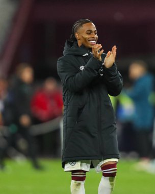 West Ham United takımından Crysencio Summerville, 9 Aralık 2024 'te Londra Stadyumu' nda oynanan Premier League maçının sonunda taraftarları alkışlıyor.