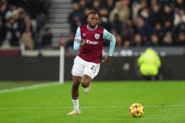 West Ham United takımından Aaron Wan-Bissaka, 9 Aralık 2024 'te Londra Stadyumu' nda oynanan Premier League maçında topla bir çıkış yaptı.