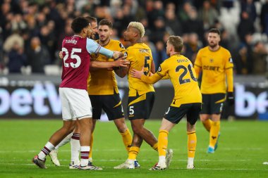 Wolverhampton Wanderers takımından Mario Lemina, 9 Aralık 2024 'te Londra' daki Londra Stadyumu 'nda oynanan Premier League maçında West Ham United ile Wolverhampton Wanderers maçının son düdüğü çaldıktan sonra diğer oyuncular tarafından dizginlendi.