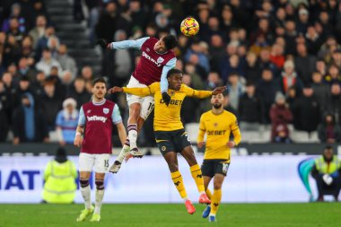 West Ham United takımından Edson Ivarez, 9 Aralık 2024 'te Londra Stadyumu' nda oynanan Premier League maçında West Ham United ile Wolverhampton Wanderers maçında yüksek topu kazandı.