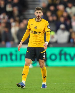 Wolverhampton Wanderers takımından Santiago Bueno Premier League maçında West Ham United Wolverhampton Wanderers 'a karşı 9 Aralık 2024' te Londra Stadyumu 'nda