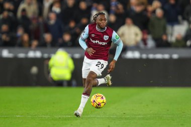 West Ham United takımından Aaron Wan-Bissaka, 9 Aralık 2024 'te Londra Stadyumu' nda oynanan Premier League maçında topla bir çıkış yaptı.