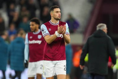 West Ham United takımından Max Kilman, 9 Aralık 2024 'te Londra Stadyumu' nda oynanan Premier League maçının sonunda taraftarları West Ham United ile Wolverhampton Wanderers maçında alkışlıyor.