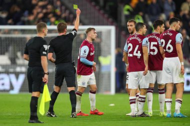 Hakem John Brooks, West Ham United ile Wolverhampton Wanderers arasındaki Premier League maçının son düdüğünün ardından 9 Aralık 2024 'te Londra' daki Londra Stadyumu 'nda Jarrod Bowen' a sarı kart verdi.