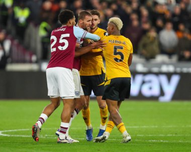 Wolverhampton Wanderers takımından Mario Lemina, 9 Aralık 2024 'te Londra' daki Londra Stadyumu 'nda oynanan Premier League maçında West Ham United ile Wolverhampton Wanderers maçının son düdüğü çaldıktan sonra diğer oyuncular tarafından dizginlendi.