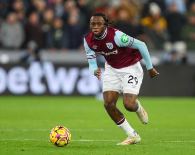 West Ham United takımından Aaron Wan-Bissaka, 9 Aralık 2024 'te Londra Stadyumu' nda oynanan Premier League maçında topla bir çıkış yaptı.