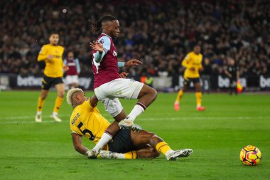 West Ham United takımından Aaron Wan-Bissaka, 9 Aralık 2024 'te Londra Stadyumu' nda oynanan Premier League maçında Wolverhampton Wanderers 'a karşı Wolverhampton United maçında Wolverhampton Wanderers' dan Mario Lemina ile karşı karşıya geldi.