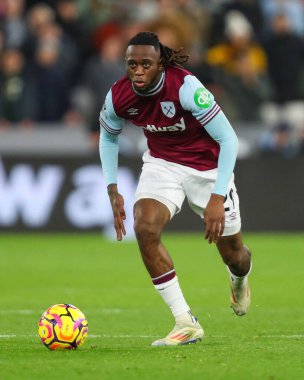West Ham United takımından Aaron Wan-Bissaka, 9 Aralık 2024 'te Londra Stadyumu' nda oynanan Premier League maçında topla bir çıkış yaptı.
