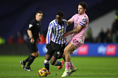 Sheffield Wednesday 'den Djeidi Gassama, Blackburn Rovers takımından Lewis Travis' in 10 Aralık 2024 'te Hillsborough, Sheffield, İngiltere' de Çarşamba günü Blackburn Rovers 'a karşı oynadığı maçta baskı altında.
