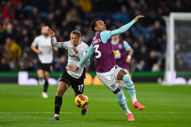 Burnley 'den Lucas Pires ve Derby County' den Kenzo Goudmijn 10 Aralık 2024 'te Burnley - Derby County Turf Moor, Burnley, Birleşik Krallık' ta oynanan Gökyüzü İddia Şampiyonası maçında top mücadelesi veriyor.