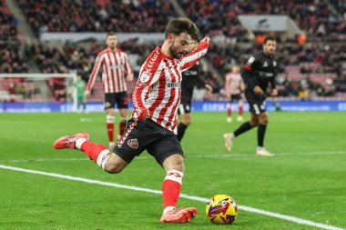Sunderland 'dan Patrick Roberts, 10 Aralık 2024' te İngiltere 'nin Sunderland kentinde oynanan Sunderland-Bristol City maçında topu çaprazlıyor.