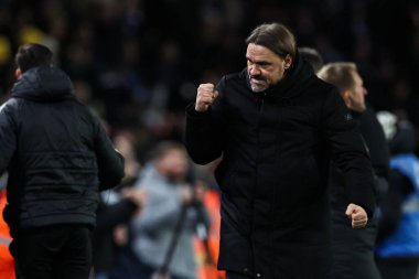 Leeds United takımının teknik direktörü Daniel Farke, 10 Aralık 2024 'te Leeds Road, Leeds, İngiltere' de oynanan Sky Bet Şampiyonası maçında 2-1 'lik galibiyet golünü kutluyor.