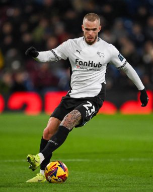 Derby County 'den Joe Ward 10 Aralık 2024' te Burnley ile Derby County Turf Moor, Burnley, İngiltere 'de oynanan Sky Bet Şampiyonası maçında topu kontrol ediyor.