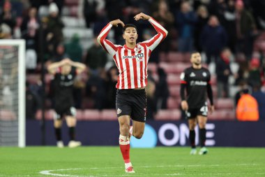 Sunderland 'dan Jobe Bellingham, 10 Aralık 2024' te İngiltere 'nin Sunderland şehrindeki Stadyum of Light, Sunderland' da oynanan Sunderland-Bristol maçında takımının son maçında eşitlik golünü atması sonrasında kalabalığı coşturuyor.