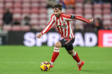 Sunderland 'dan Patrick Roberts, 10 Aralık 2024' te İngiltere 'nin Sunderland kentinde oynanan Sunderland-Bristol City maçında topu aldı.