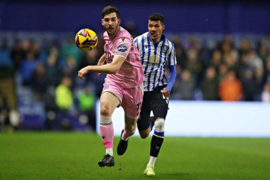 Blackburn Rovers 'dan Joseph Rankin-Costello, Sheffield Çarşamba günü Sheffield-Blackburn Rovers maçında Sheffield, Sheffield, İngiltere' de oynanan maçta Sheffield 'lı Marvin Johnson tarafından takip edilirken öne doğru ilerliyor.